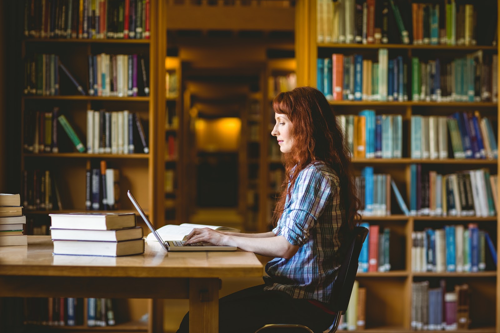 Laptop Librarian AdobeStock 94567970